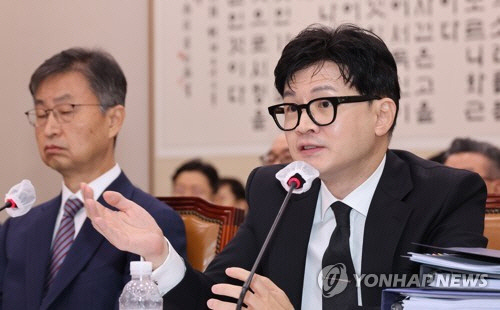 한동훈(오른쪽) 법무부 장관이 26일 오전 서울 여의도 국회에서 열린 법사위 전체회의에서 의원 질의에 답변하고 있다. [연합뉴스]